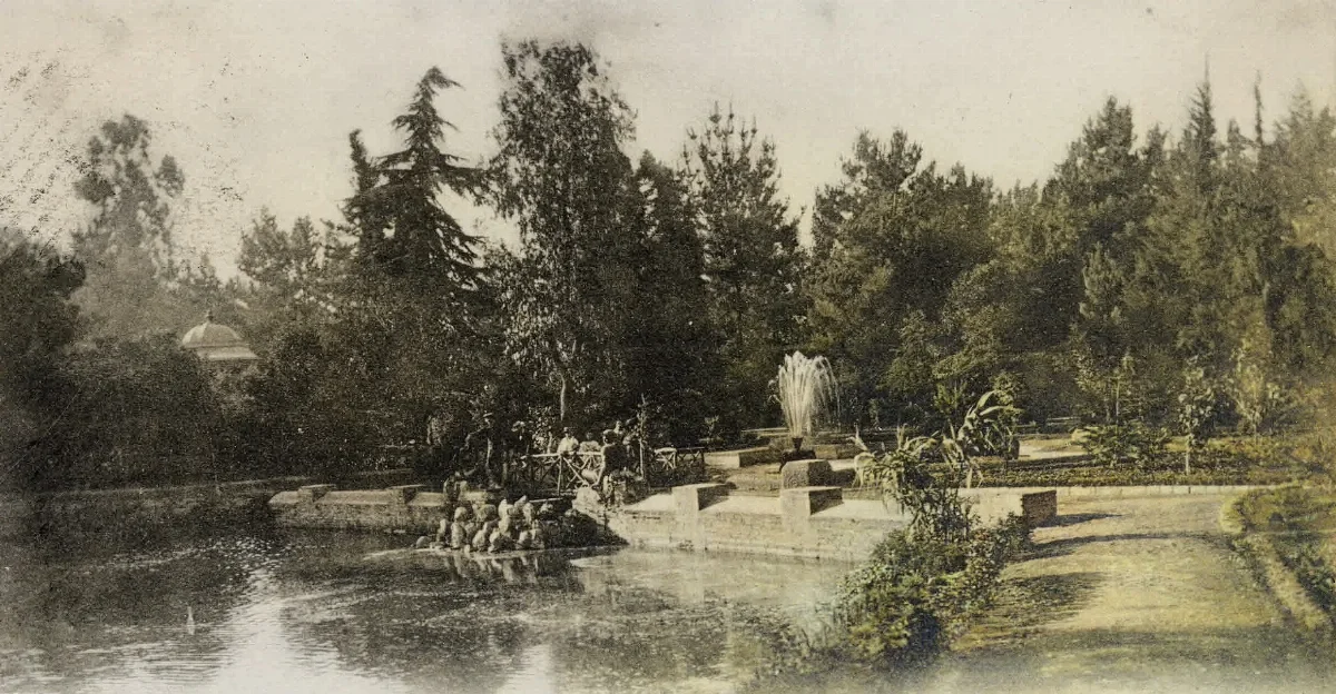 Laguna del Parque Cousiño de Santiago ca. 1910 — 1910 | Chile de Ayer