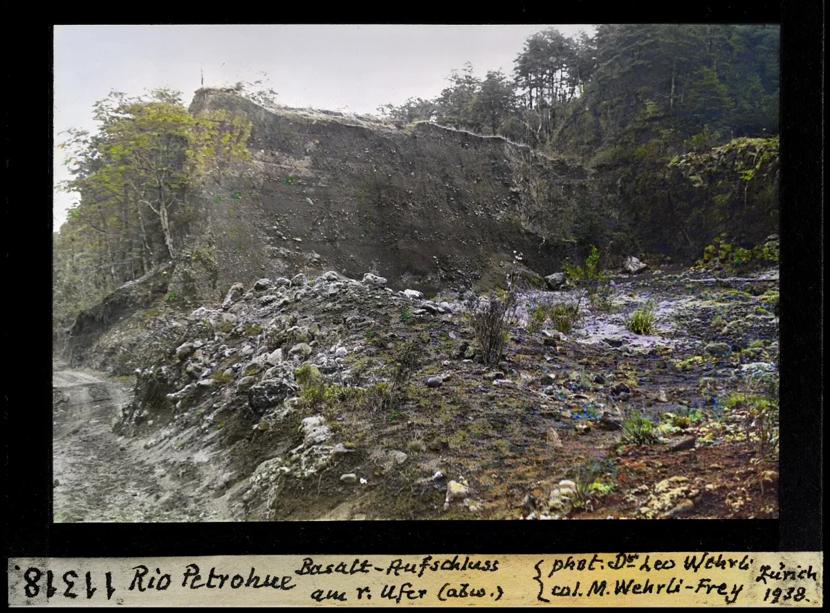 Afloramiento de basalto columnar en la ribera derecha del rio Petrohue, 1938 — aprox. 1938–1940 | Chile de Ayer