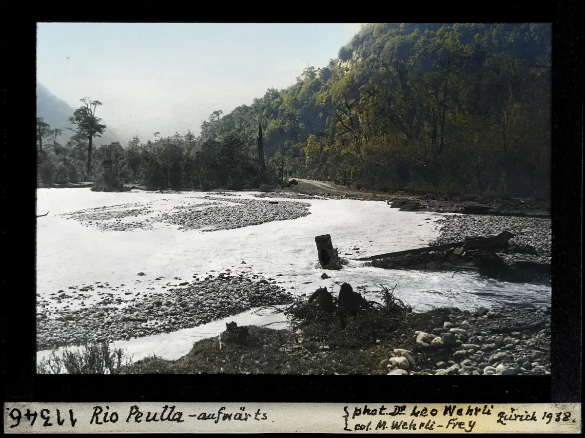 Diapositiva coloreada del rio Peulla aguas arriba, 1938 — aprox. 1938–1940 | Chile de Ayer