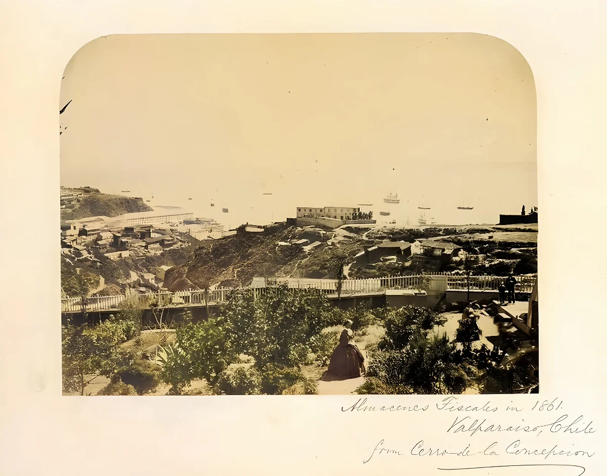 Primeros Almacenes Fiscales desde Cerro Concepción, 1861 — Municipalidad de Valparaíso — 1861 | Chile de Ayer