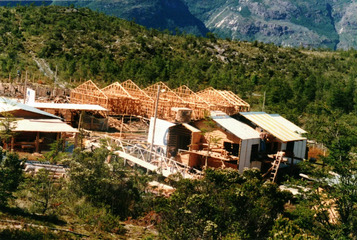 Construcción de la escuela Luis Bravo Bravo — Caleta Tortel — 1997 | Chile de Ayer