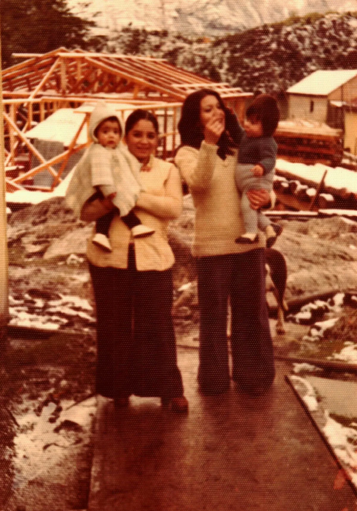 madres dia de nieve. De fondo construccion casa jefe de radio
