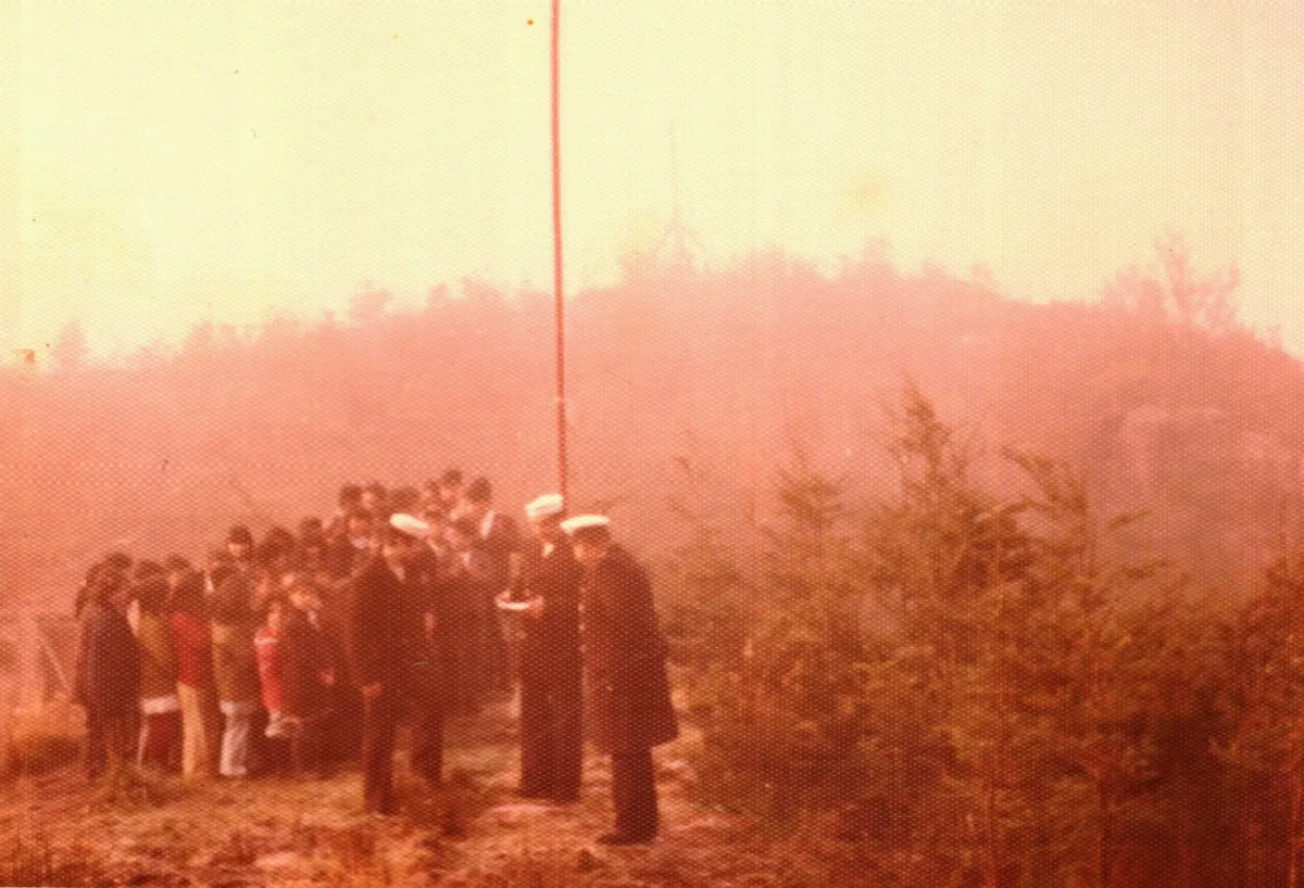 21 de mayo. acto izado bandera, personal armada — Caleta Tortel — 1978 | Chile de Ayer