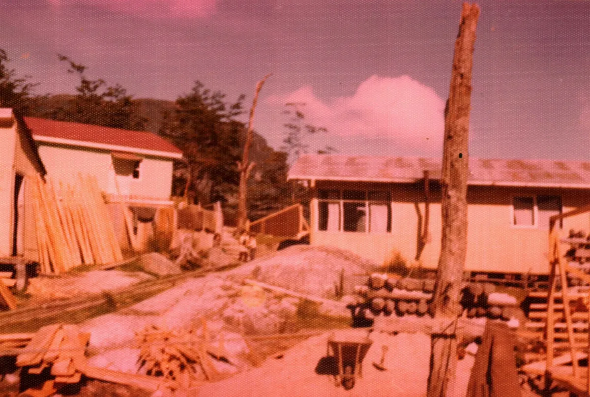 madera y paisaje cercanias vivienda eca — Caleta Tortel — 1977 | Chile de Ayer