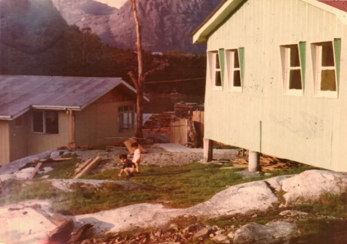 cercanias vivienda eca — Caleta Tortel — 1978 | Chile de Ayer