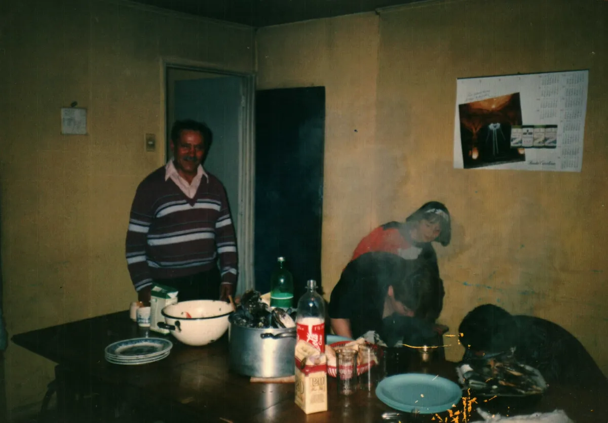 cocimiento mariscos (pulmay o curanto) en casa de funcionario eca — Caleta Tortel — 1991 | Chile de Ayer