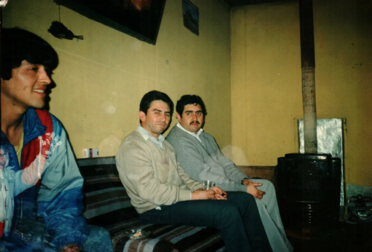 reunion interior casa funcionario eca — Caleta Tortel — 1991 | Chile de Ayer