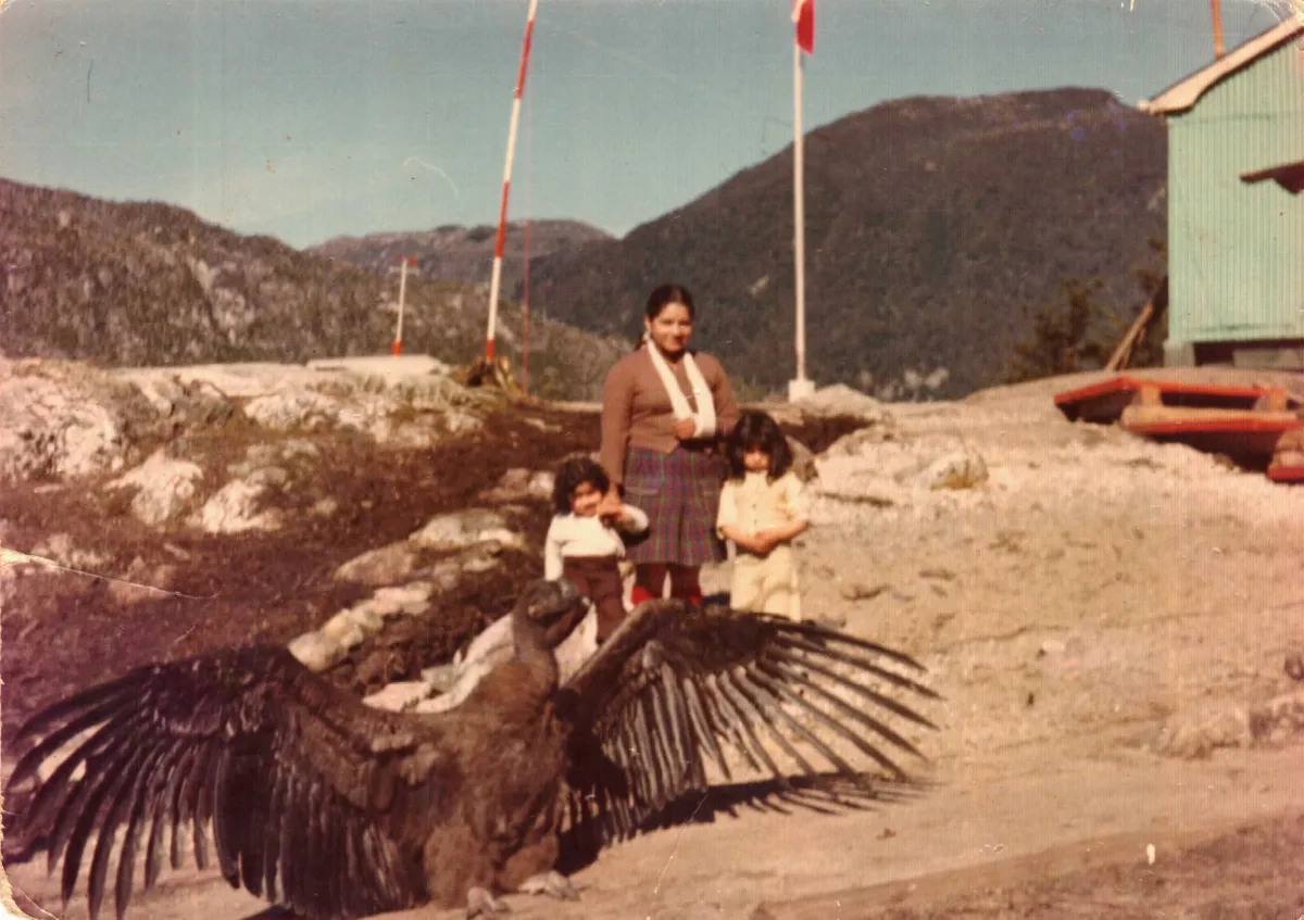 sector centro, condor pichon, carmen rojas, ivonne y claudia valdes — Caleta Tortel — 1978 | Chile de Ayer