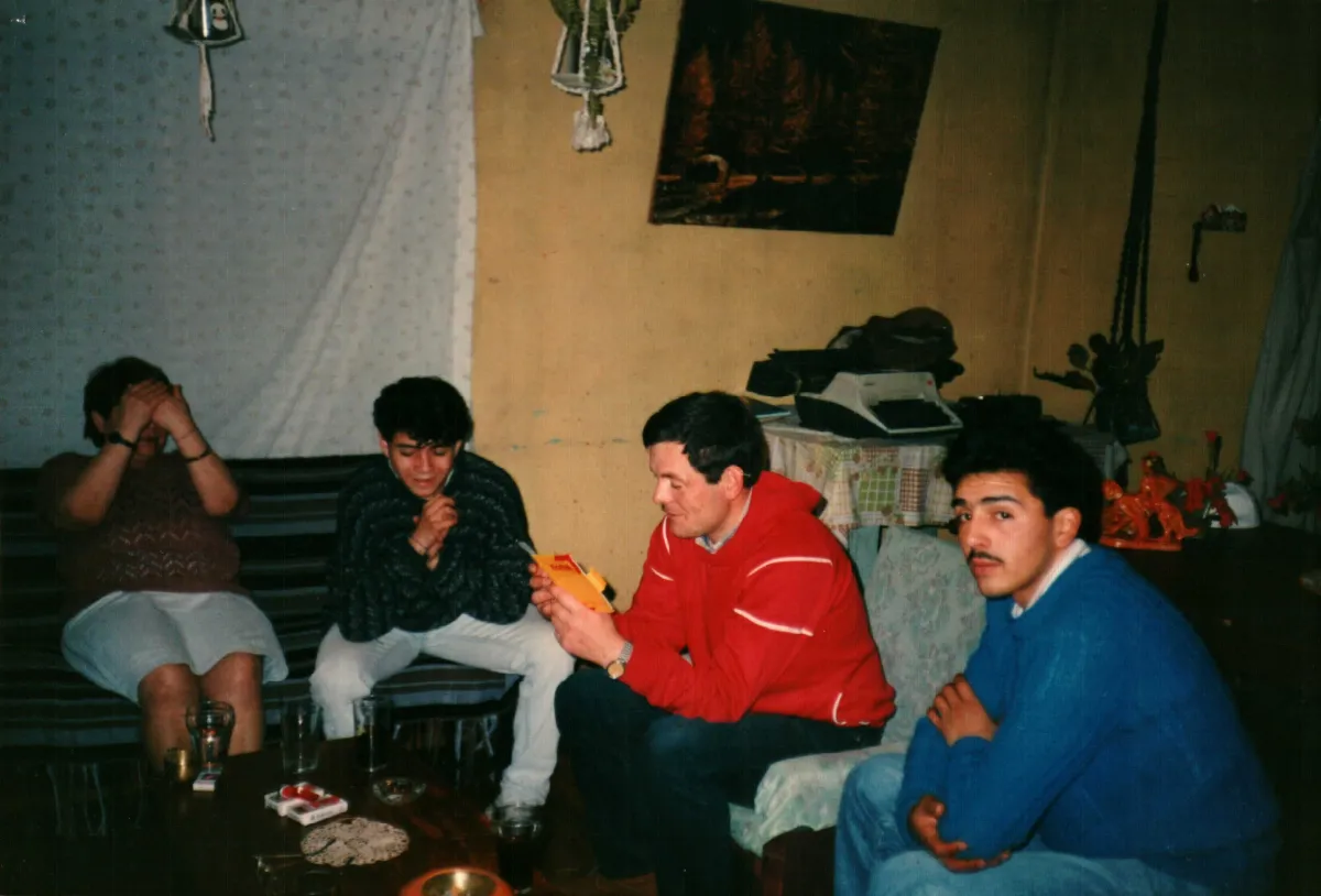 compartiendo en casa eca — Caleta Tortel — 1991 | Chile de Ayer