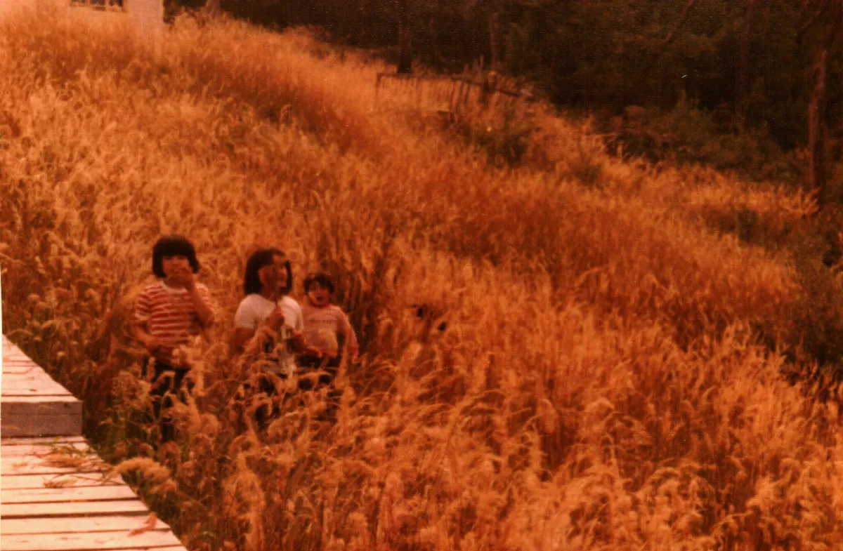 niños en sector centro — Caleta Tortel — 1980 | Chile de Ayer