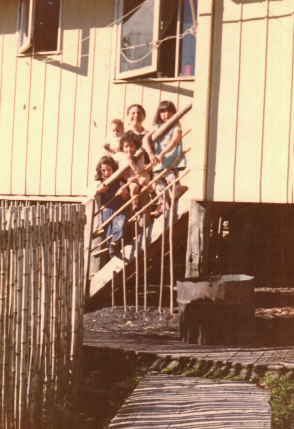 escalera acceso casa funcionario ECA — Caleta Tortel — 1976 | Chile de Ayer