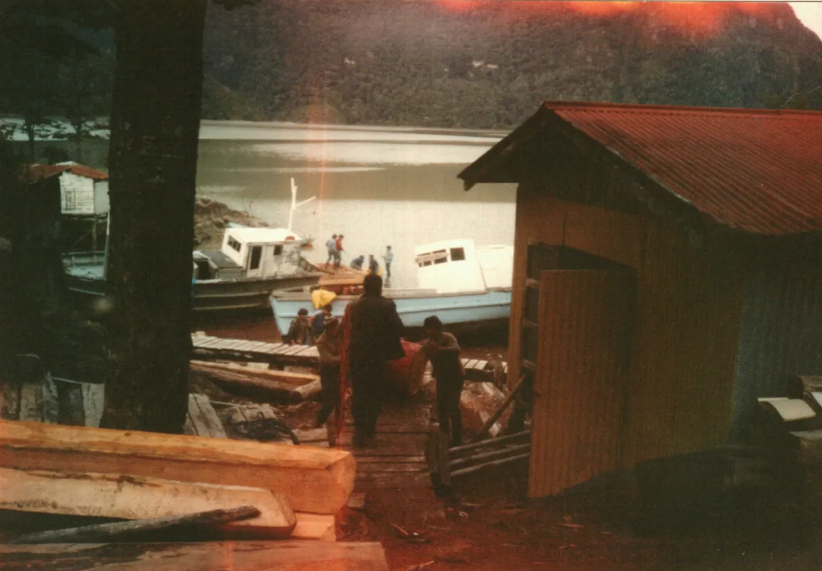 bodega combustible (ex pañol de lana), se aprecian baños comunitarios — Caleta Tortel — 1977 | Chile de Ayer