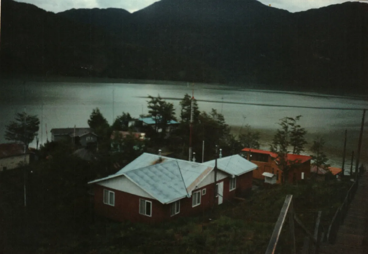 municipalidad — Caleta Tortel — 1995 | Chile de Ayer