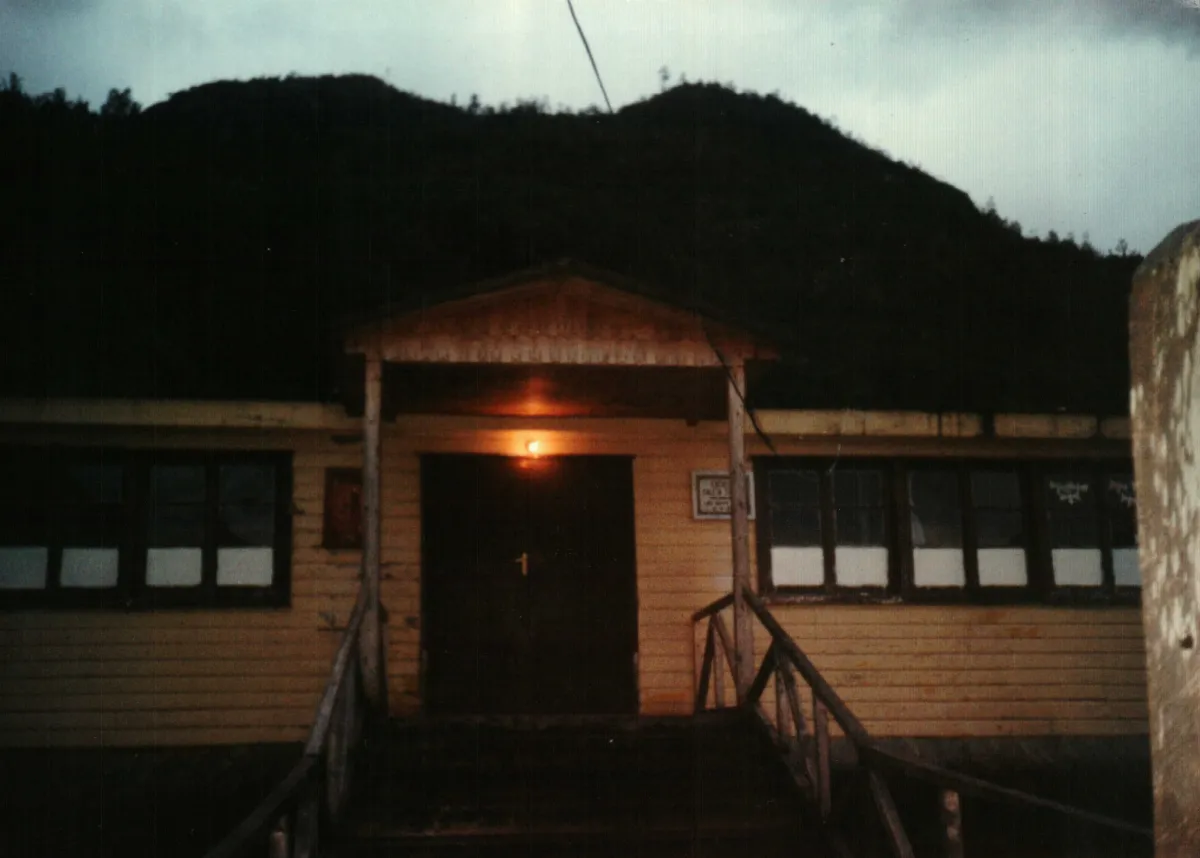acceso escuela antigua — Caleta Tortel — 1975 | Chile de Ayer
