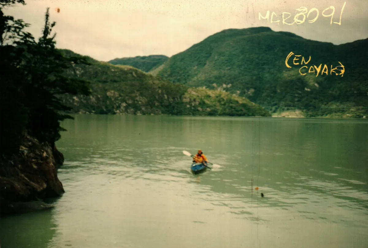 paseo en kayak — Caleta Tortel — 1991 | Chile de Ayer