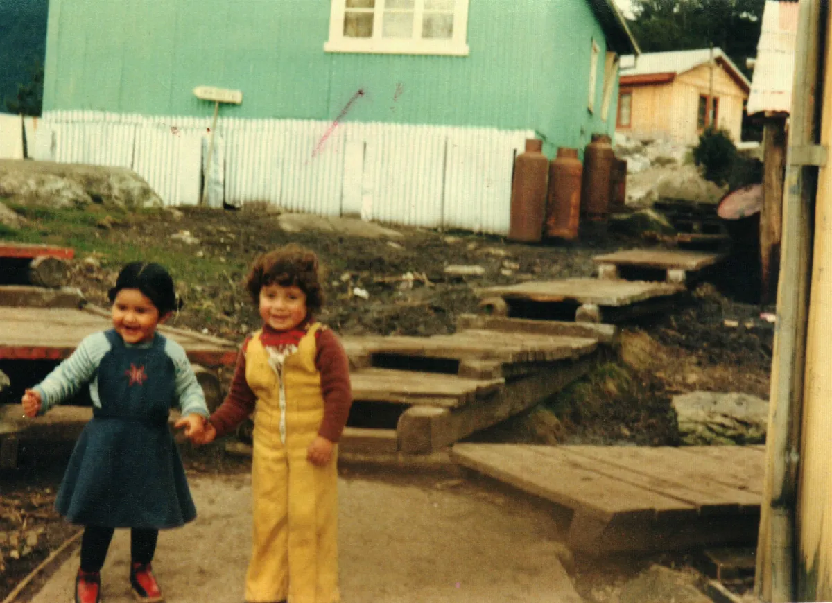niños frente a capitania de puerto — Caleta Tortel — 1980 | Chile de Ayer