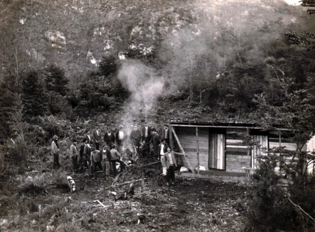 asado por inauguracion de construccion baños en sector centro — Caleta Tortel — 1978 | Chile de Ayer