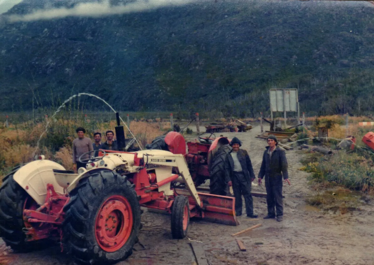 construcción pista de aeródromo — Caleta Tortel — 1978 | Chile de Ayer