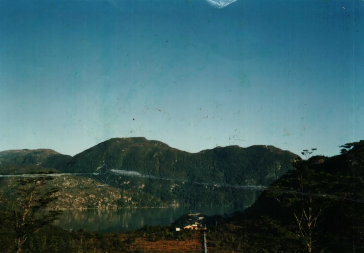 paisaje de tortel desde rincon alto — Caleta Tortel — 1978 | Chile de Ayer