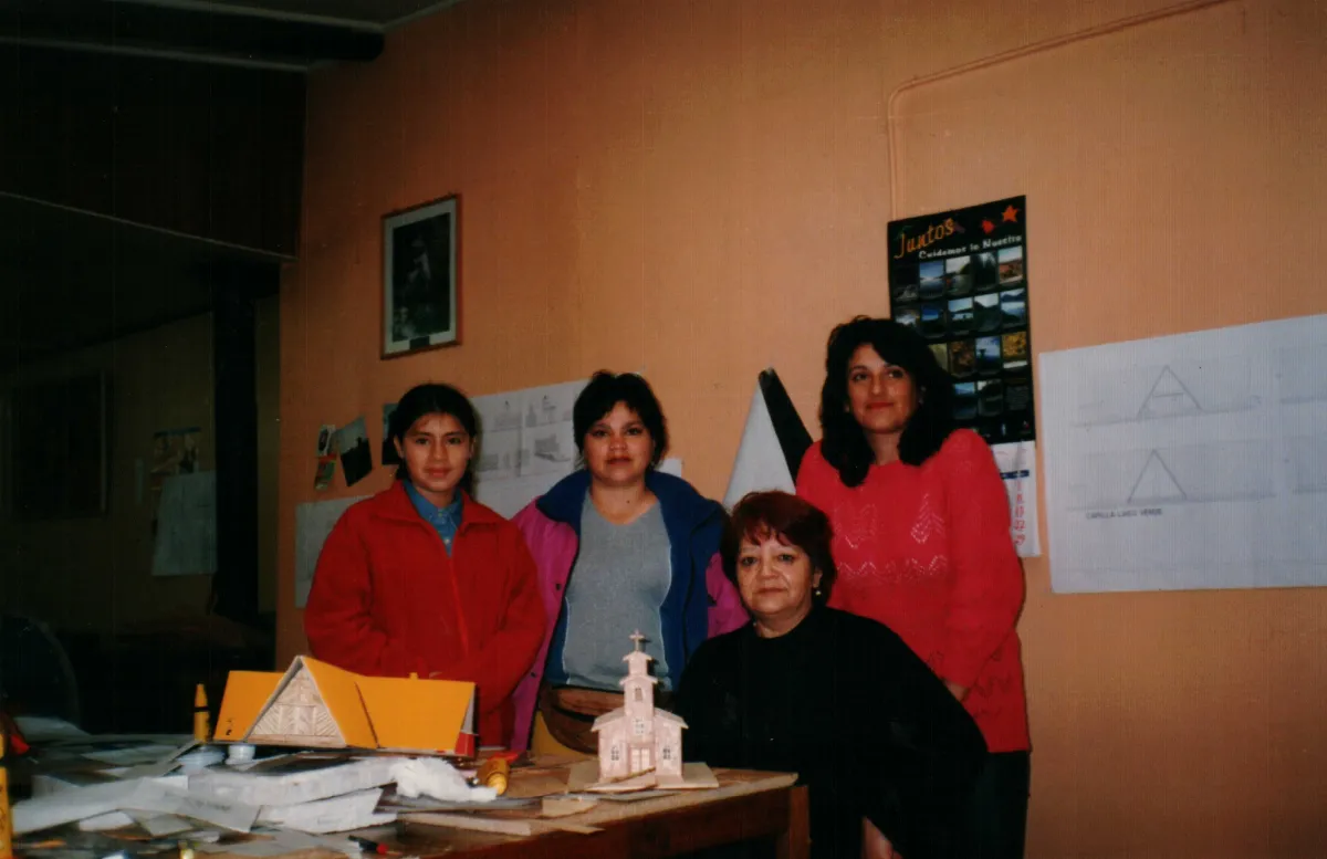 Taller de maquetas de iglesias — Coyhaique — 1995 | Chile de Ayer