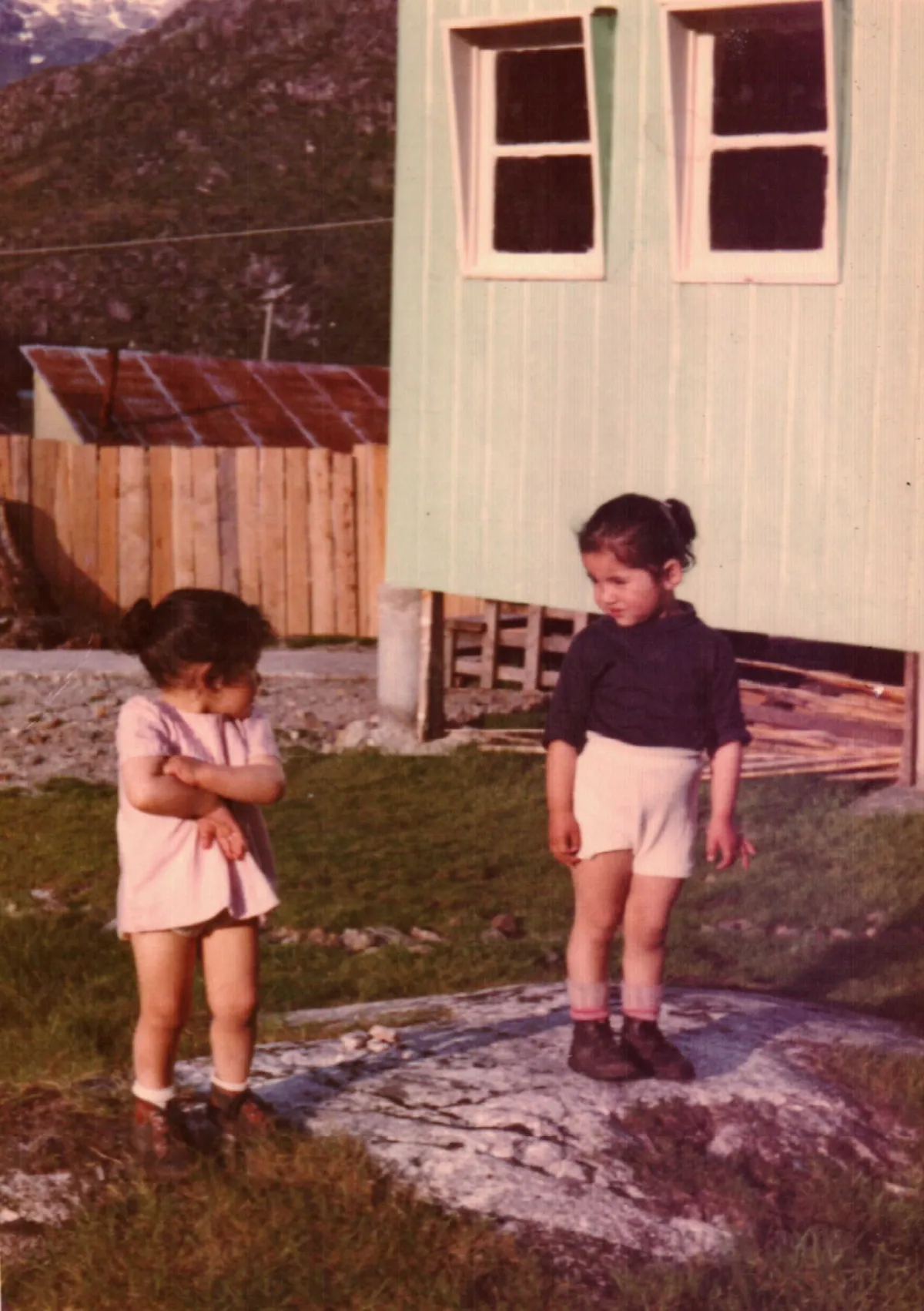 Niñas fuera de "Casa Verde", lugar donde se hicieron las primeras clases (claes por esposa del sgto. Quiroga, la Profesora Ana) — Caleta Tortel — 1978 | Chile de Ayer