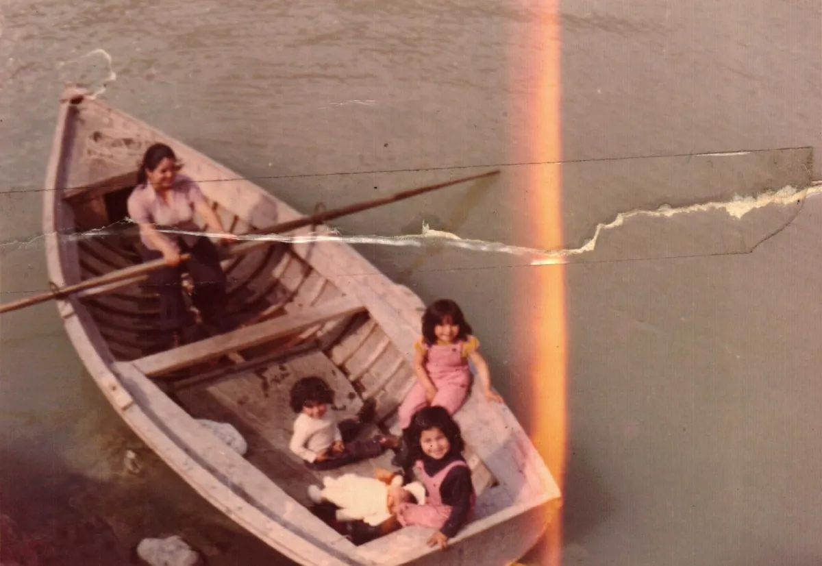 Paseo familiar en bote, aprendiendo a remar — Caleta Tortel — 1976 | Chile de Ayer