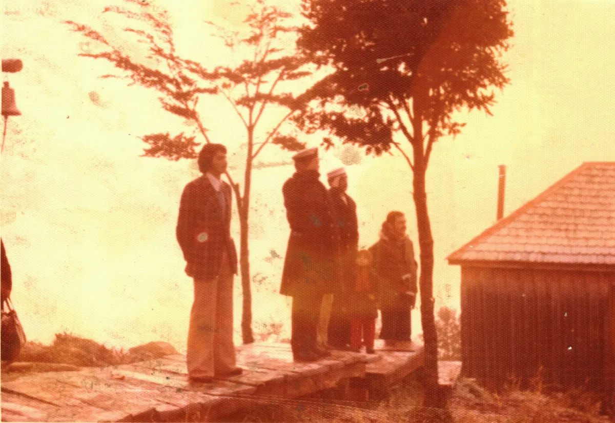 lugar Sede del Club deportivo Caleta, acto del 21 de mayo — Caleta Tortel — 1977 | Chile de Ayer