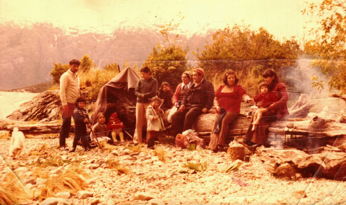paseo a playa en costa norte de la bahia de tortel (hacia vertedero actual) — Caleta Tortel — 1979 | Chile de Ayer