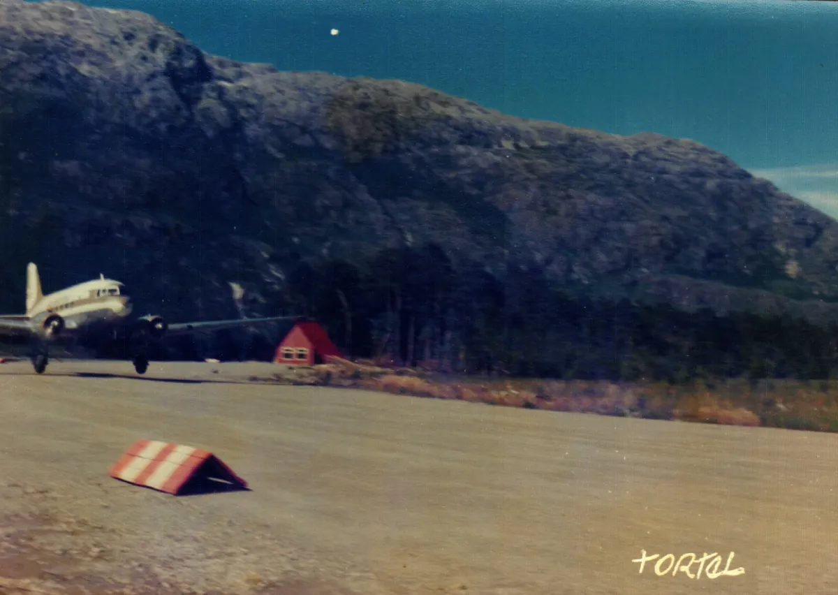 aterrizaje en aeródromo — Caleta Tortel — 1993 | Chile de Ayer