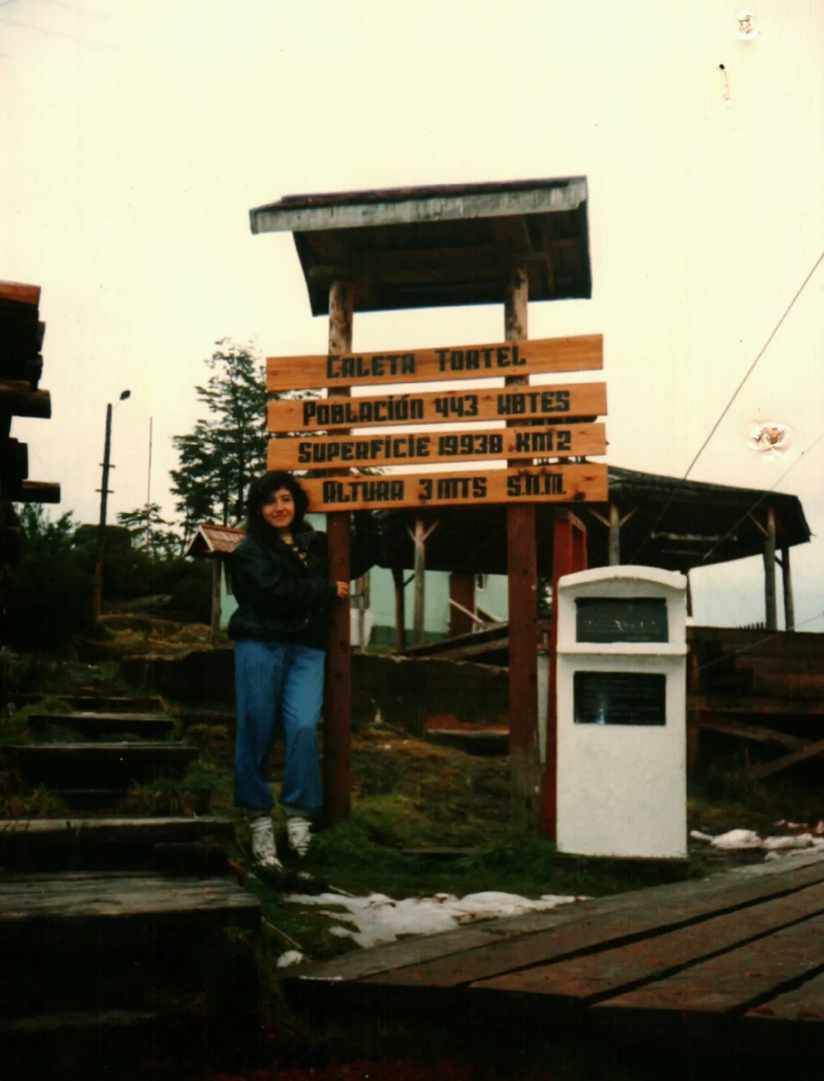 Monolitos y letrero exterior capitania de puerto — Caleta Tortel — 1993 | Chile de Ayer