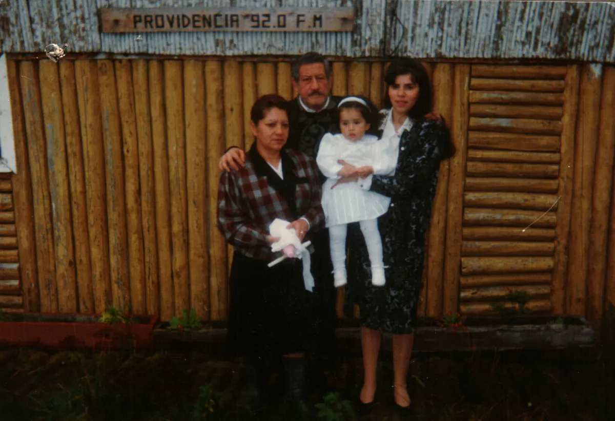 Exterior Radio Madipro, Bautizo Carla Vega — Caleta Tortel — 1994 | Chile de Ayer