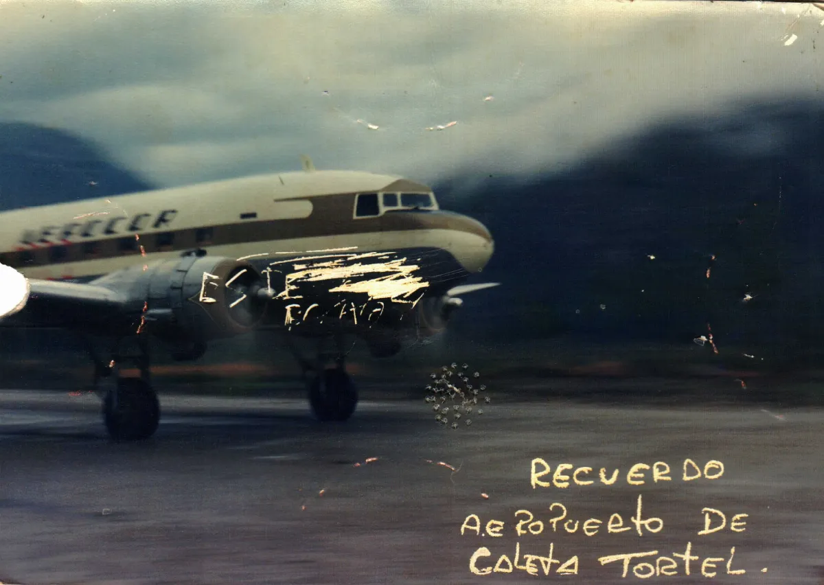 aterrizaje en aeródromo — Caleta Tortel — 1993 | Chile de Ayer