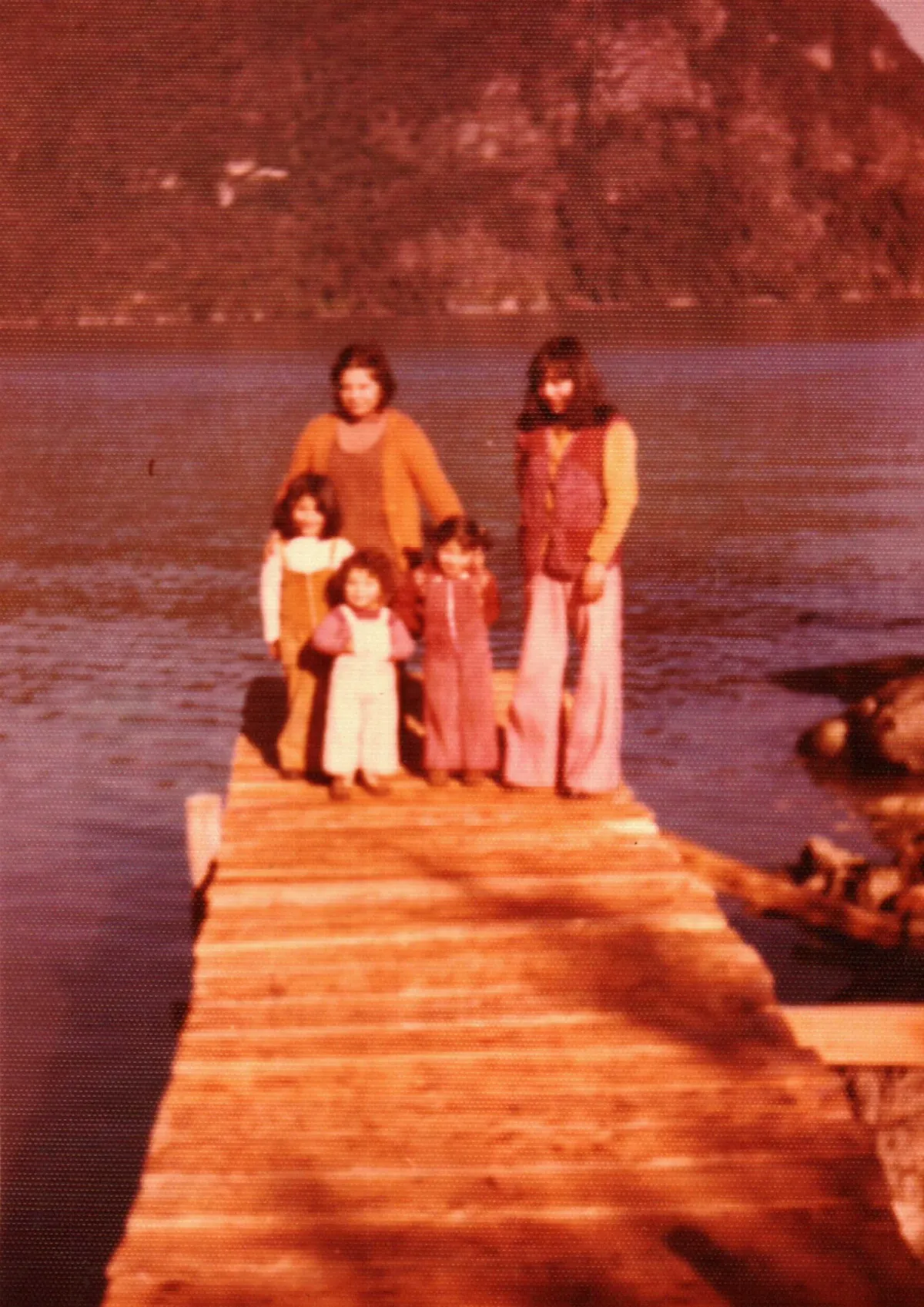 familia en muelle sector centro — Caleta Tortel — 1979 | Chile de Ayer