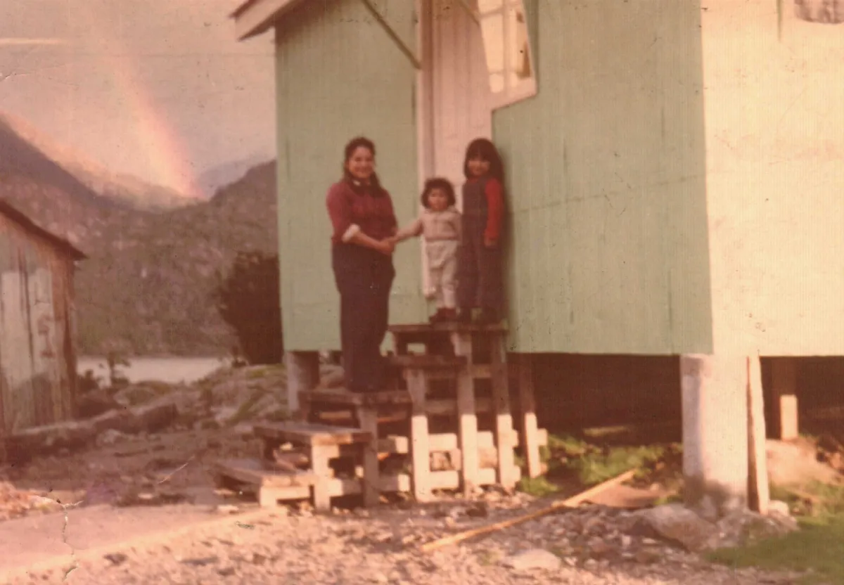 acceso a "casa verde" con arcoiris de fondo — Caleta Tortel — 1978 | Chile de Ayer