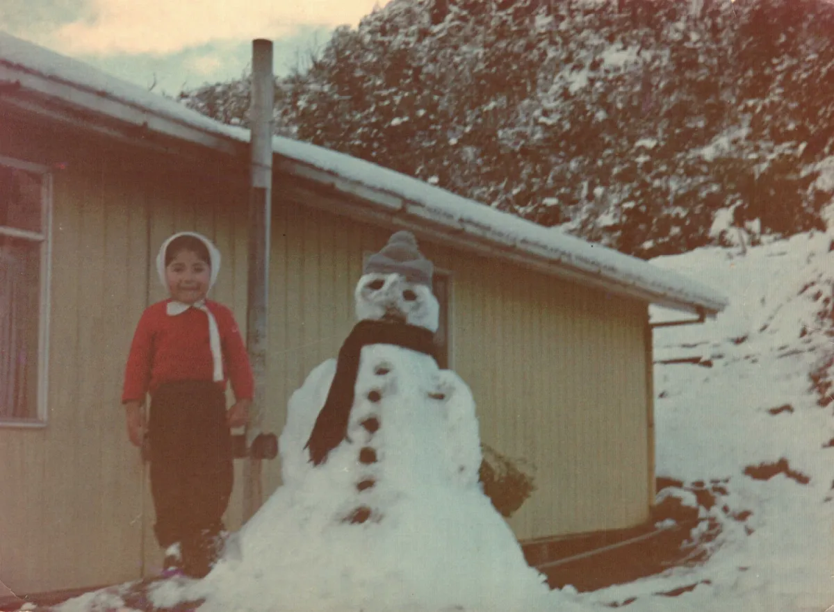 niña y figura de nieve — Caleta Tortel — 1978 | Chile de Ayer