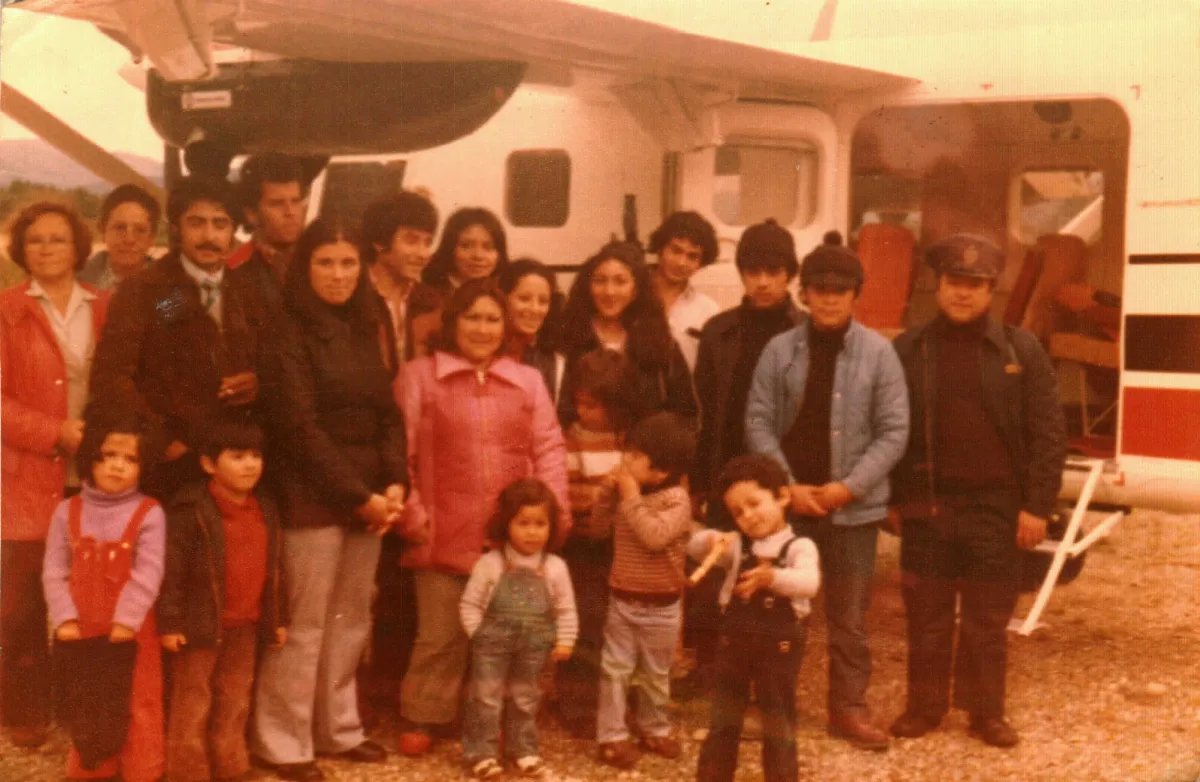 recepcion llegada avion — Caleta Tortel — 1979 | Chile de Ayer