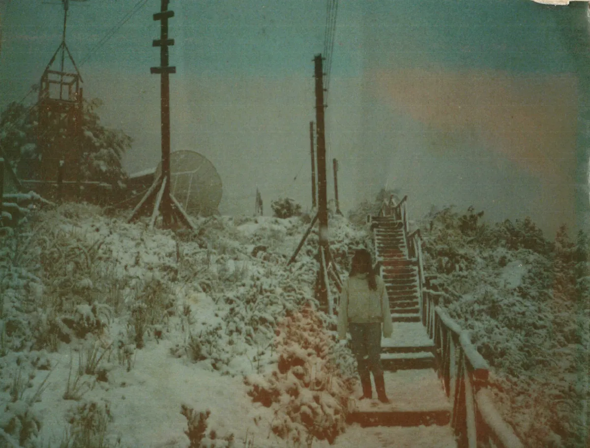 nevazon y construccion de iglesia catolica al fondo — Caleta Tortel — 1993 | Chile de Ayer