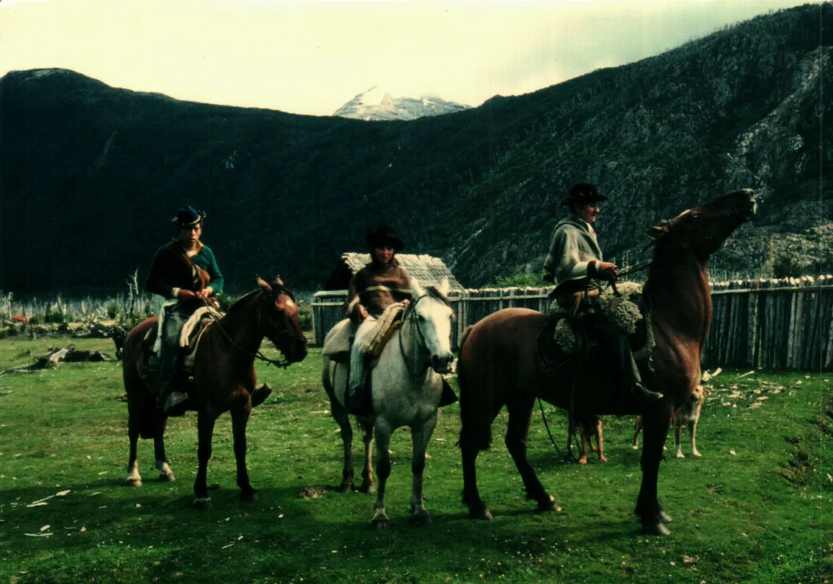 a caballo en sector lago vargas, campo de Don Sacarias Cruces — Lago Vargas — 1981 | Chile de Ayer