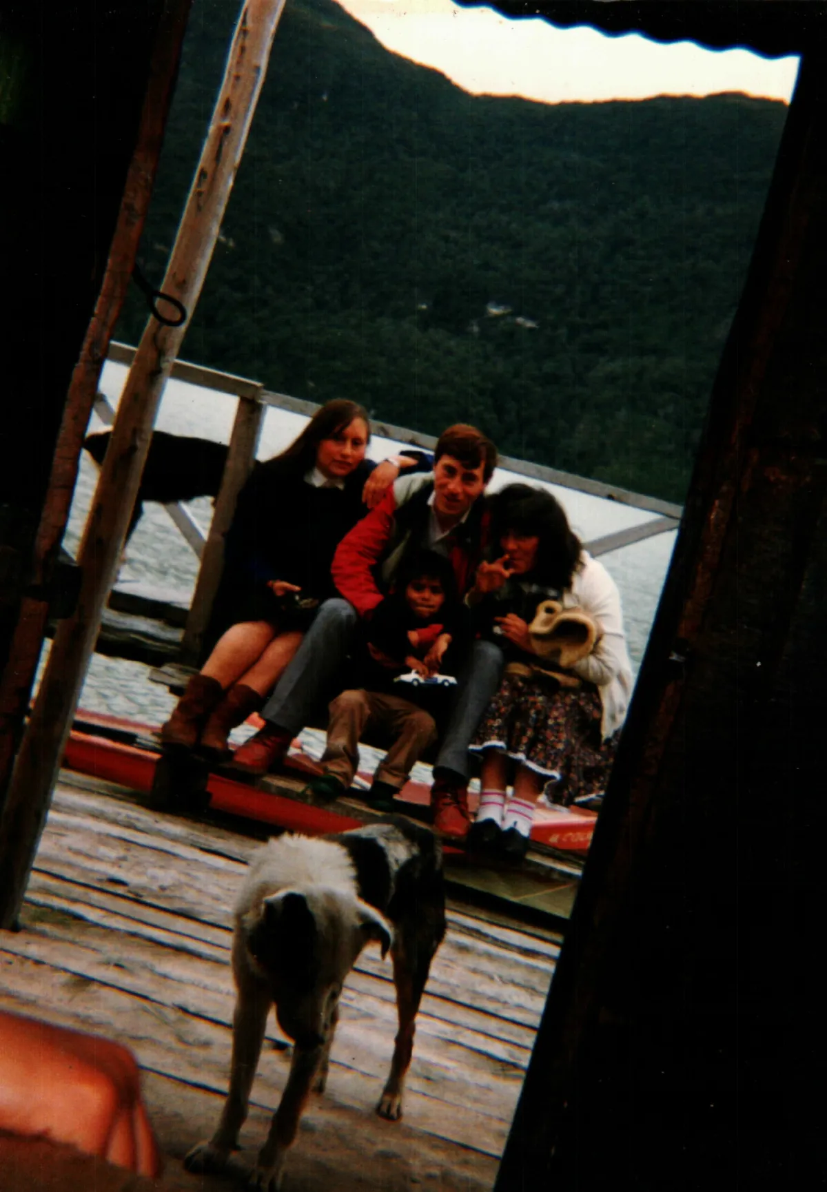 foto familiar con perro en primer plano — Caleta Tortel — 1990 | Chile de Ayer