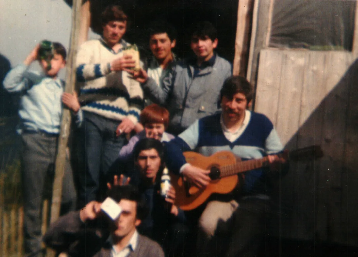 en casa de don Irian Landeros — Caleta Tortel — 1988 | Chile de Ayer