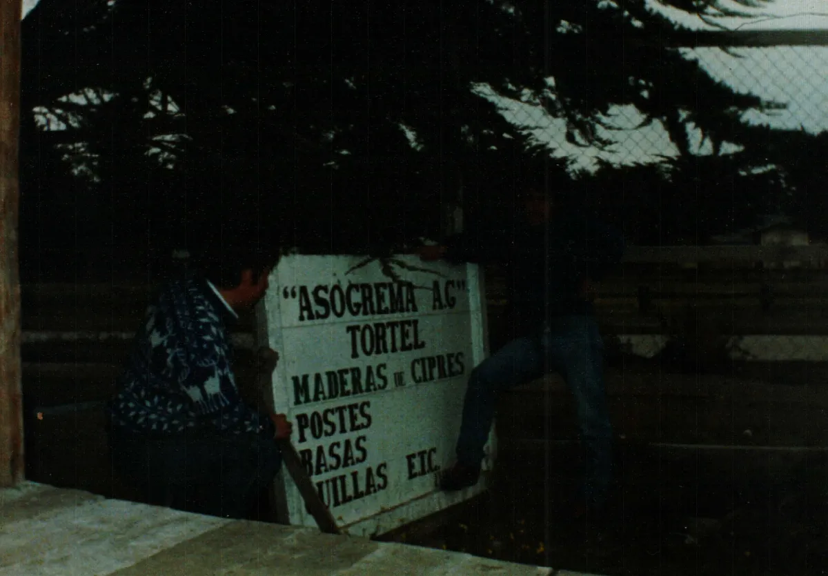 En Sede Asogrema, fachada — Punta Arenas — 1990 | Chile de Ayer