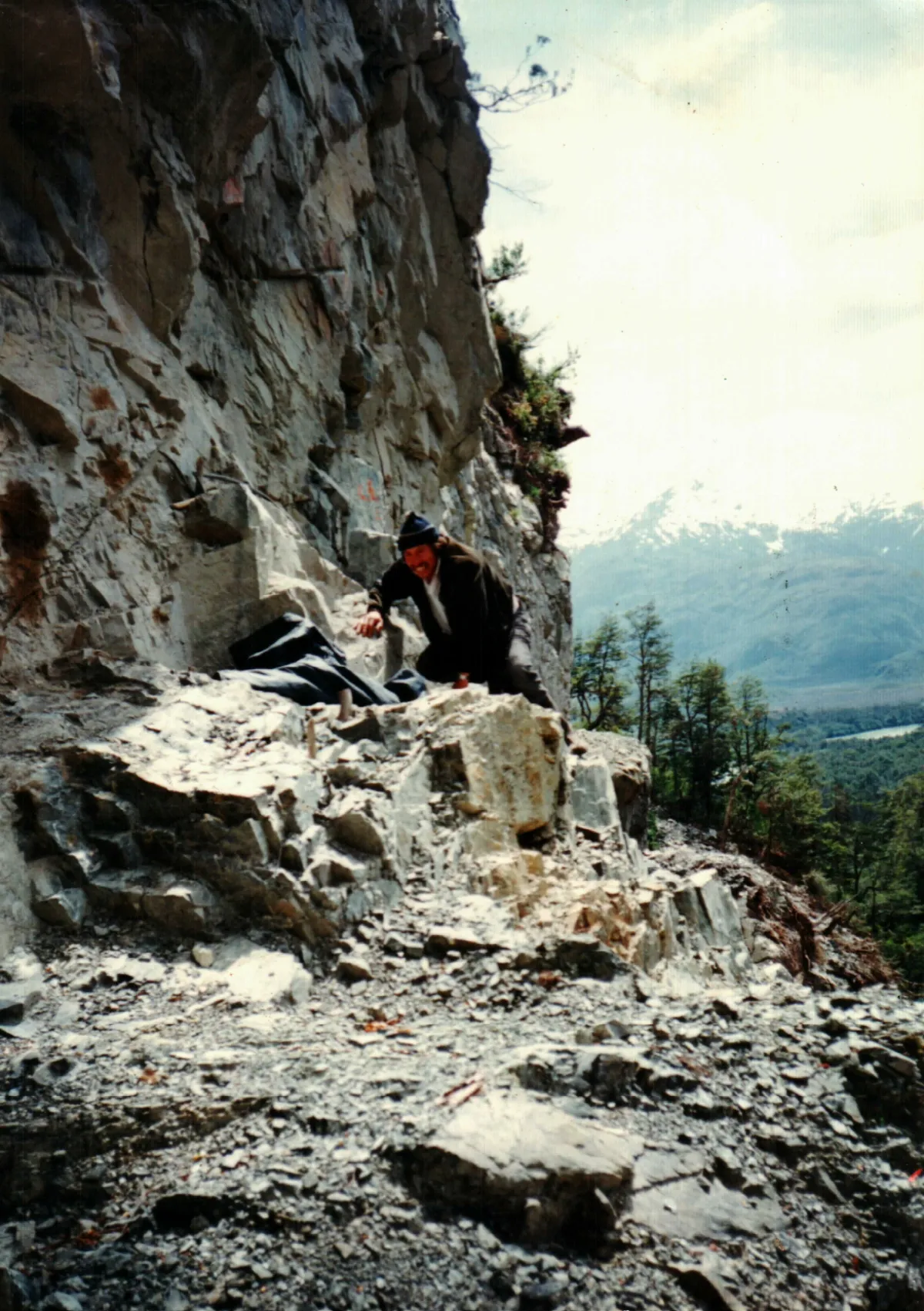 corte en sector rio vagabundo. Trabajando obras del CMT, construccion camino a Yungay — Caleta Tortel — 1993 | Chile de Ayer