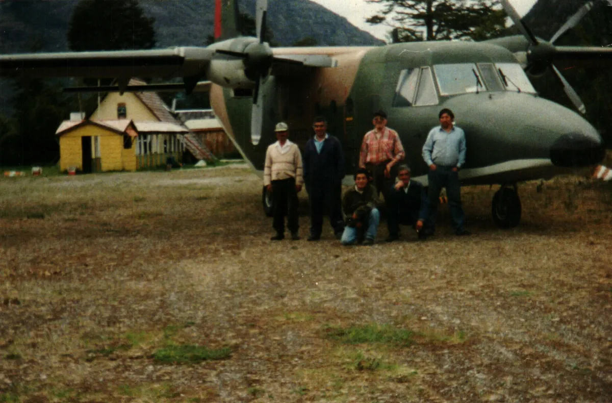 Construccion defensas de aeródromo a orillas de Rio Baker — Caleta Tortel — 1985 | Chile de Ayer
