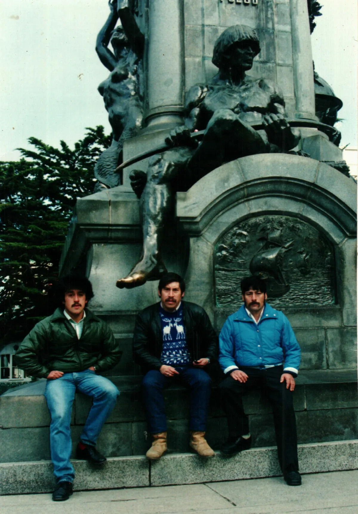 bajo escultura hombre Tehuelche de Punta Arenas — Punta Arenas — 1990 | Chile de Ayer