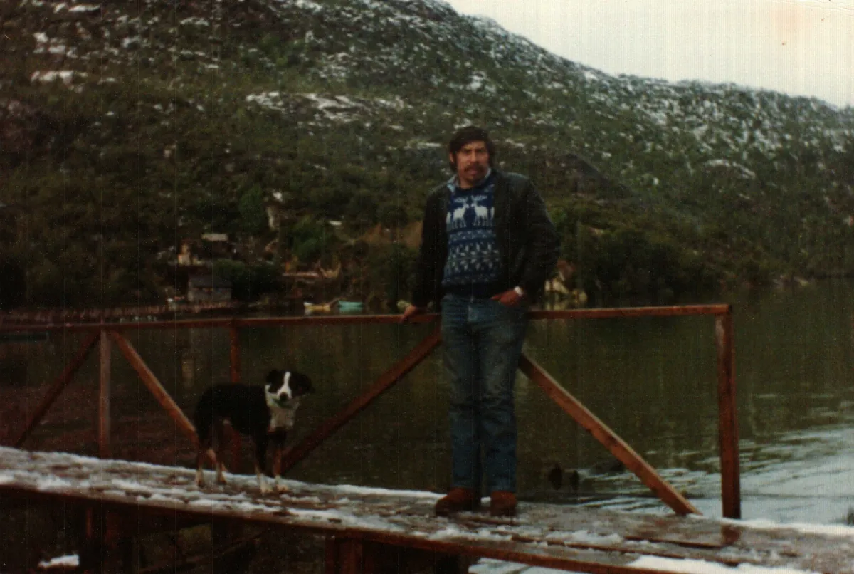 en muelle de Sector Rincon Bajo — Caleta Tortel — 1990 | Chile de Ayer