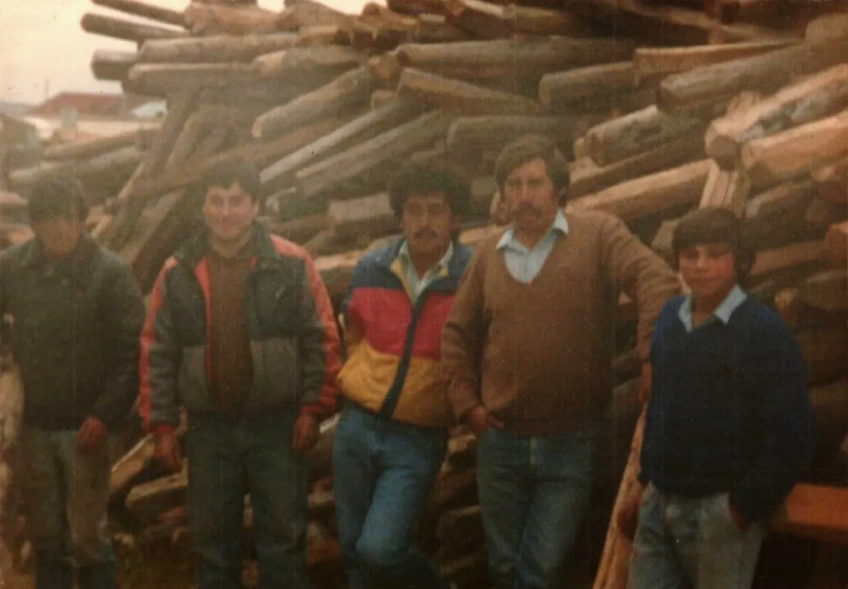 en sitio de acopio madera, propiedad de Alex Aguilar — Punta Arenas — 1990 | Chile de Ayer