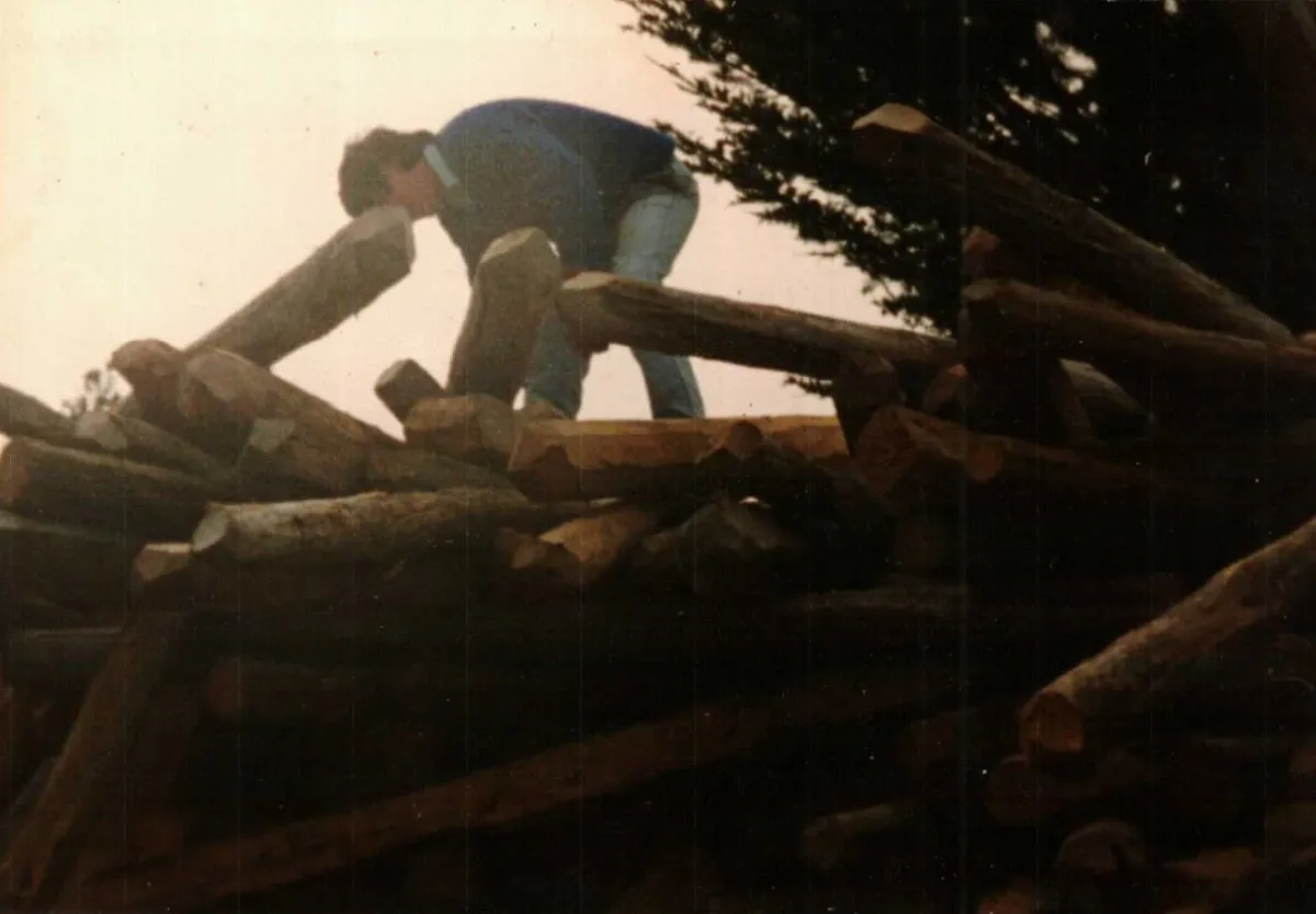 Acomodando postes de cipres — Caleta Tortel — 1990 | Chile de Ayer