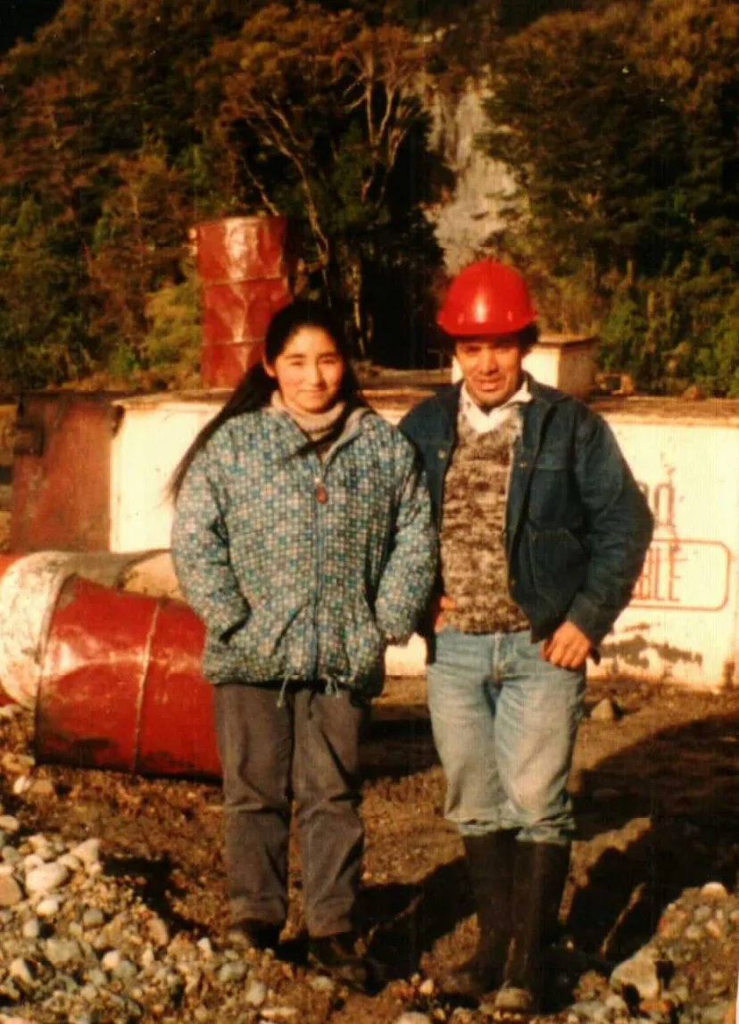 apertura senda en sector cruce hacia Caleta Tortel — Caleta Tortel — 2000 | Chile de Ayer