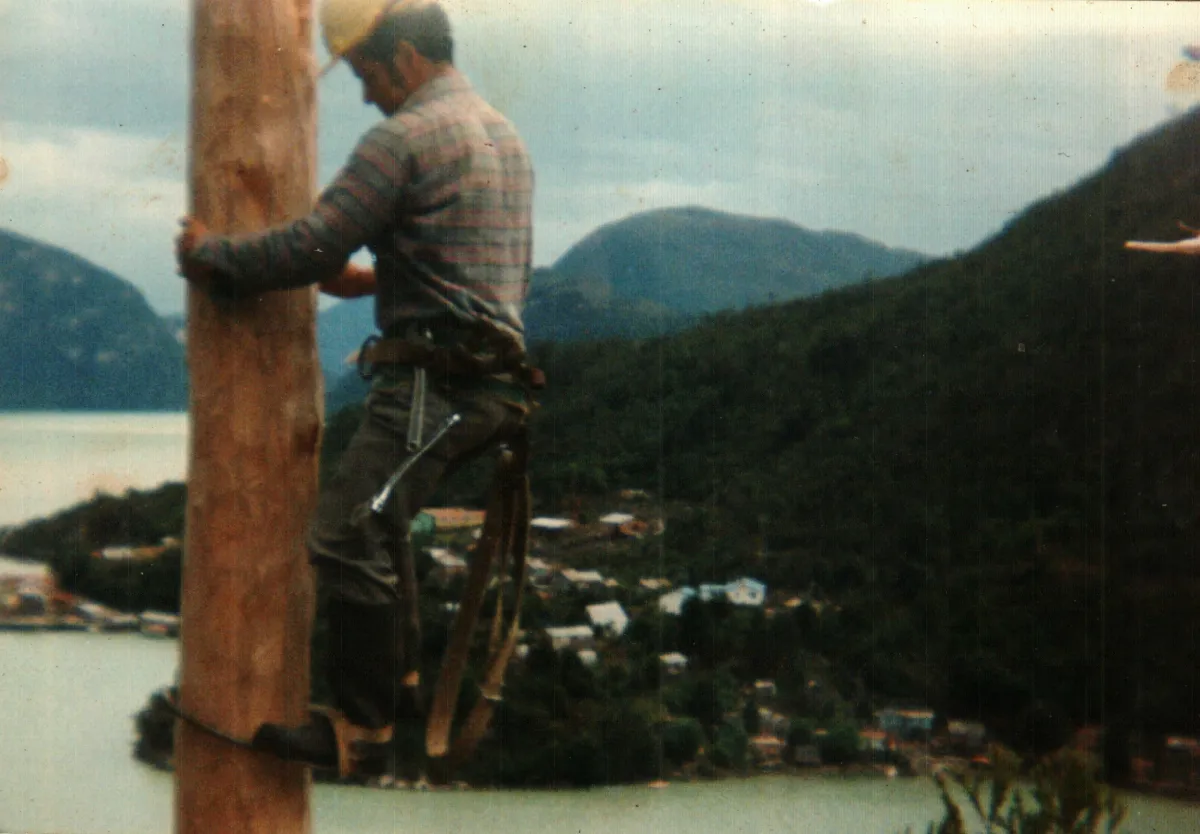 instalacion red de suministro electrico. Postacion de red media tension — Caleta Tortel — 1986 | Chile de Ayer