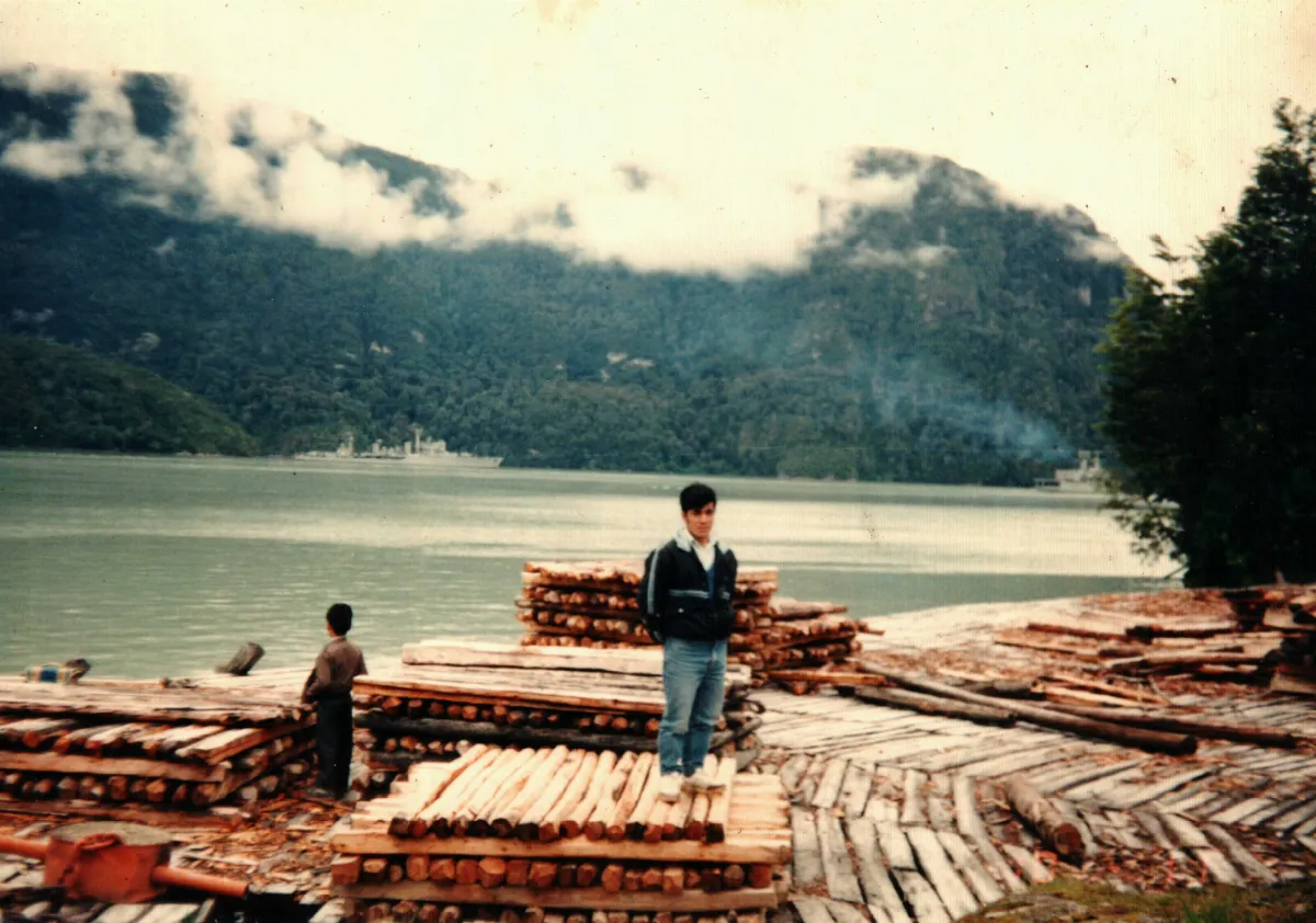 Buques Blanco Encalada y Aquiles en Bahia de Tortel. Llegaban los operativos medicos de la Armada — Caleta Tortel — 1980 | Chile de Ayer